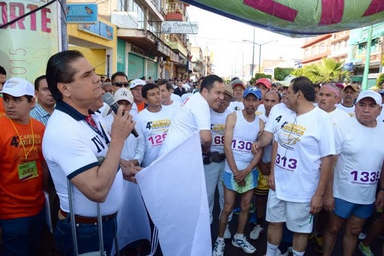 Silvano Aureoles da Banderazo de Salida a la Cuarta Carrera Atlética en Zitácuaro