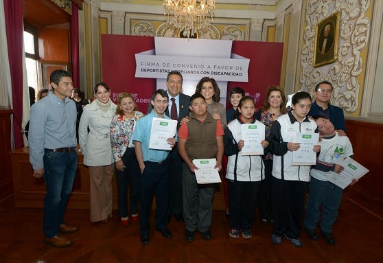 Obsequian Becas a Menores Deportistas con Discapacidad