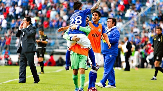 Cruz Azul Vence 2-1 a Pumas y Consolida su Liderato en el Clausura 2014