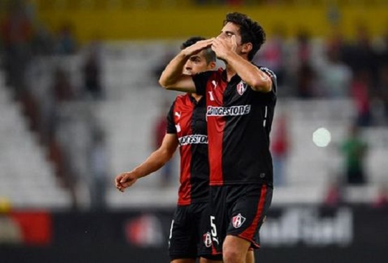 Luis Neri Caballero liquidó el encuentro en la recta final Atlas conservó la segunda posición general UdeG sigue sin ganar en el Apertura 2014 Las victorias de último minuto, esas que tienen al aficionado al borde del asiento y que han sido bautizadas "a lo Atlas" fue lo que se vivió esta noche en el Estadio Jalisco luego de que los Rojinegros superaron por 1-0 a la Universidad de Guadalajara, cuando el juego vivía sus últimos momentos. Luis Nery Caballero victimó a los universitarios desde los once pasos, al minuto 86, en un encuentro donde los Leones Negros intentaron combatir, pelear y apostar a la lucha más que a la calidad, con una pobre propuesta que casi le funciona a Alfonso Sosa, pero que al final se volvió a quedar en la orilla y a merced de su directiva, ante los pobres resultados. La primera mitad se pintó de color rojinegro. Atlas tuvo la pelota y las ocasiones más claras, pero le faltó intensidad y claridad en la definición. Desde temprano, Atlas logró agobiar al arco de Humberto Hernández. En el minuto 7' llegó la primera ocasión por parte de los Rojinegros, donde Rodrigo Millar consiguió bajar una pelota con el pecho, y disparó cruzado pero la pelota salió muy desviada, siendo apenas la primera llamada. Un minuto después, Alfonso González sacó un disparo desde las afueras del área, ante las concesiones de la defensa, y la pelota rasuró el travesaño. Antes de que el encuentro cumpliera diez minutos, los de Colomos tenían metidos en su terreno a la UdeG, con base a la sorpresa que generaron Caballero y Esqueda, arrancando desde las bandas, con todo y que Tomás Boy dejó en la banca al brasileño Maikon Leite, quien entró de cambio en el segundo tiempo. La Universidad de Guadalajara no tuvo un solo disparo al arco de Federico Vilar. La apuesta de Leones Negros fue aguantar los embates de Atlas. En la parte complementaria, Leones Negros tuvo dos claras de gol, pero William Ferreira perdonó en ambas ocasiones, al 55' y al 57', mostrando poca capacidad a la hora de definir. Al 69', la UdeG se quedó con diez elementos, tras la expulsión de Diego campos. Antes de liquidar el encuentro a su favor, Luis Neri Caballero desperdició otra clarísima ocasión al 79', tras perdonar con el zaguán abierto. Sin embargo, al 85' vino el grave error de la defensa. Edgar Castillo recortó dentro del área a Efrén Mendoza, pero este le pegó en el rostro al zurdo y el juez Fernando Guerrero señaló penalti, que cobró el paraguayo, para inclinar la balanza a favor de los de Tomás Boy, y con ello sumar una victoria más en el Apertura, que mantiene a los Rojinegros en la segunda posición general, con 13 puntos. Por su parte, la UdeG deberá seguir remando contra la corriente, pues sigue sin ganar en el presente torneo, lo que pone en la tablita a su Técnico tras los magros resultados.