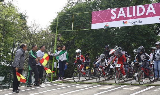 Ciclistas Disfrutan de la Rehabilitada Pista del Bosque Cuauhtémoc, con Copa Nacional DE BMX