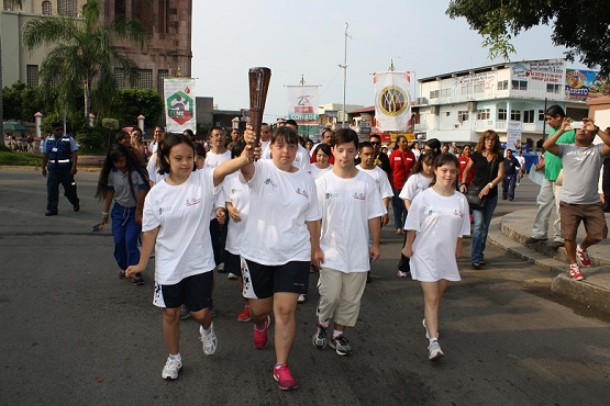 Multitudinaria Recepción de la Antorcha DSISO 2014 “Vive, Comparte, Inspira” en Apatzingán