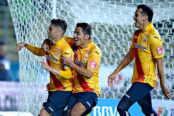 Los michoacanos cumplieron con el viejo adagio de ‘equipo que estrena técnico, gana’ Monarcas Morelia no sólo cumplió con el viejo adagio de “equipo que estrena técnico, gana”, sino que rompió un maleficio de nueve partidos sin ganar. Con la llegada de Roberto Hernández al banquillo, los michoacanos consiguieron su primera cosecha de tres puntos en lo que va del torneo, al derrotar a Jaguares por 3-2. A pesar de que Monarcas Morelia fue al frente en los primeros instantes del encuentro, fue Jaguares quien se puso al frente en el marcador, e incluso tuvieron la oportunidad de irse al descanso con una ventaja mayor, pero tanto Franco Arizala como Matías Vuoso fallaron a la hora buena. Al minuto 22', con todas las concesiones posibles, el "Chaka" Rodríguez envió un centro desde tres cuartos de cancha, al corazón del área, que remató Horacio Cervantes con la testa para el 0-1 parcial. Para la parte complementaria, todo hacía pensar que, con el adecuado manejo de partido de Jaguares mezclado con la displicencia de Monarcas, podían llevarse el triunfo pero no fue así. Monarcas comenzó la hazaña en el 67'. Un centro desde la izquierda de Jefferson Cuero, quien había tenido una noche lamentable, fue rematado de manera espectacular por Mauro Cejas, para el 1-1. Un minuto después, el joven Erick Aguirre sorprendió a todos con un derechazo bien colocado que significó el 2-1 momentáneo. Parecía que a Jaguares se le venía la noche encima pero Andrés Andrade, al 79', metió un soberbio zapatazo en los linderos del área, que significó el 2-2. Monarcas no se dio por vencido, y al 83', Jefferson Cuero consiguió que el portero Sergio García le cometiera penal. Entonces, el Capitán Carlos Adrián Morales pidió el balón y con gran serenidad marcó el 3-2 definitivo, con lo que Morelia rompió una racha de nueve juegos sin poder ganar.