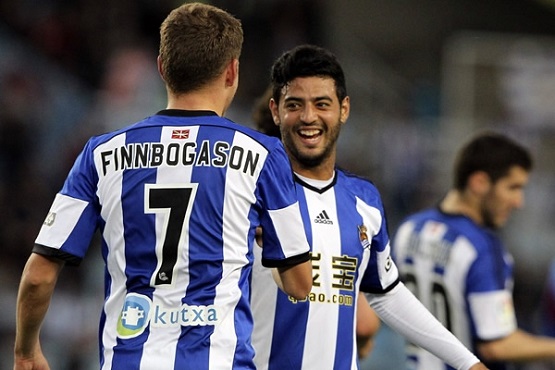 Vela puso fin a una racha de casi cuatro meses sin poder festejar un gol Con anotación del artillero mexicano Carlos Vela, Real Sociedad dominó 3-0 al Levante en partido de la Fecha 35 de la Liga de España disputado este viernes en el Estadio Municipal de Anoeta. En el duelo que fue el banderazo de salida para esta fecha, el quintanarroense puso fin a una racha de casi cuatro meses sin poder festejar un gol, siendo su última alegría la conseguida frente a Granada el pasado 11 de enero. A partir de entonces, el “bombardero” luchó contra una lesión en la rodilla que lo mantuvo alejado varias semanas del terreno de juego y esta tarde demostró que estaba dispuesto a reencontrarse con la portería contraria y así, dejar en claro que él es el goleador de este club. Apenas al minuto seis tuvo que ahogar el grito de su celebración, pues se encontraba ligeramente adelantado cuando remató hasta el fondo de la red un testarazo. Para el 13, el islandés Alfred Finnbogason por fin encaminó a los “txuri urdin” hacia un sencillo triunfo con el 1-0, pero el hambre de Vela seguía latente y continuó con la fabricación de jugadas francas de ampliar el marcador. El cuadro donostiarra tuvo que esperar hasta el minuto 51 para ver reflejada su superioridad en el campo, por conducto de con Markel Bergara, quien aportó el 2-0 luego de coronar un pase de Rubén Pardo. El mexicano no quitaba el dedo del renglón y en el 86’ hizo estallar el recinto de San Sebastián gracias al 3-0 que colocó con soberbio cobro de tiro libre, el cual superó sin problemas la barrera y se clavó a la altura de la escuadra y, de este modo, llegó a ocho dianas en esta campaña. Con el objetivo cumplido, el entrenador de la Real, el escocés David Moyes, decidió dar descanso a Vela Garrido al 87’ y, envuelto en aplausos, dejó su sitio a Eneko Capilla. El público de Anoeta no se marchaba con una sonrisa a sus hogares desde el pasado 22 de marzo y este resultado permitió que la Real llegara a 43 puntos para escalar momentáneamente al undécimo peldaño. Para el atacante mexicano y sus compañeros el único propósito en este cierre de temporada es culminar lo mejor posible, pues ya sólo les resta medirse al Barcelona, Granada y Rayo Vallecano, en ese orden.