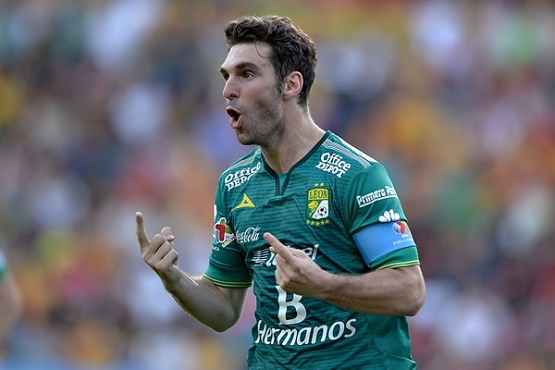 León Soltó a La Fiera y Cazó Monarcas a Domicilio