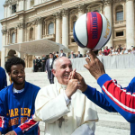 El Papa Recibe a los Harlem Globe Trotters