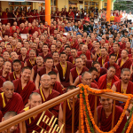 Monjes Escuchan a Dalai Lama