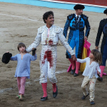 Hijo de Paulina Rubio en una Corrida de Toros Causa Polémica