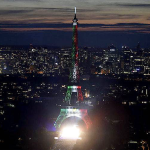 La Torre Eiffel Iluminada de Colores Mexicanos
