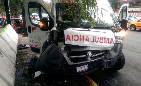 Choque de Ambulancia y Camioneta Deja Tres Heridos