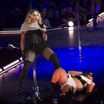 Madonna Obliga a uno de sus Bailarines a Besarle los Pies