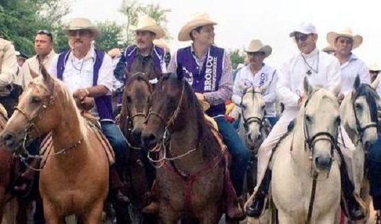 Hipólito Mora y Alfonso Martínez Acompañan en Cabalgata a “El Bronco”