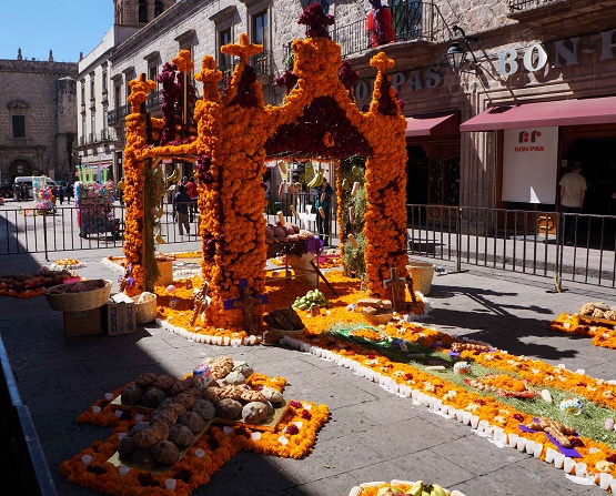 Ayuntamiento de Morelia Conserva Tradiciones con Colocación de Altar Monumental