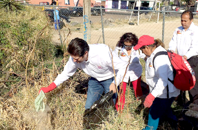 Alfonso Martínez Limpiando