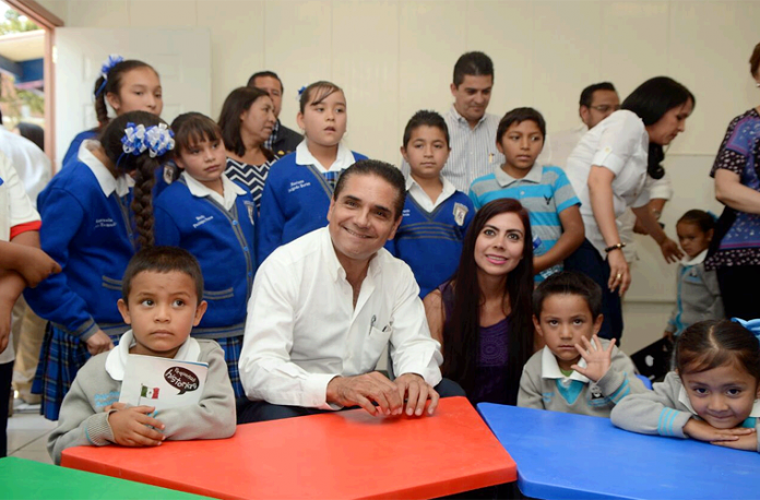 Silvano-Aureoles-Escuela