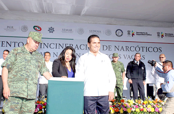 Silvano-Aureoles-Felipe-Gurrola