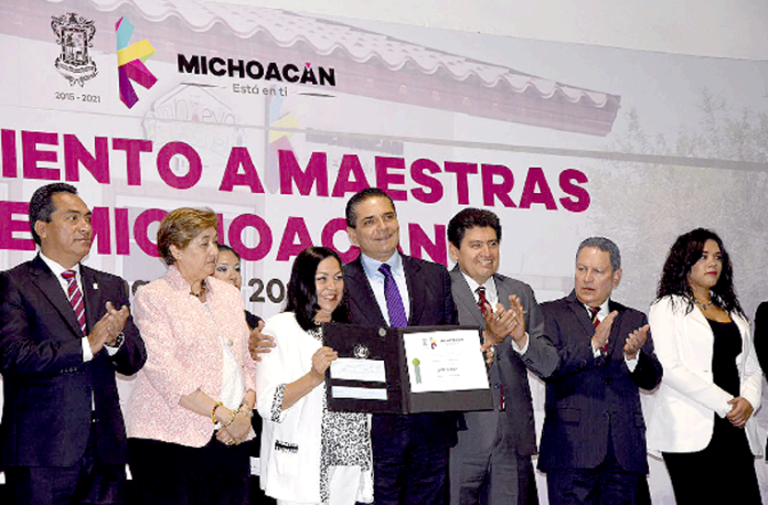 Silvano-Aureoles-Reconocimiento-Maestros