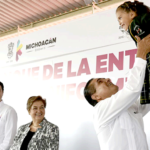 Silvano-Cargando-una-Niña