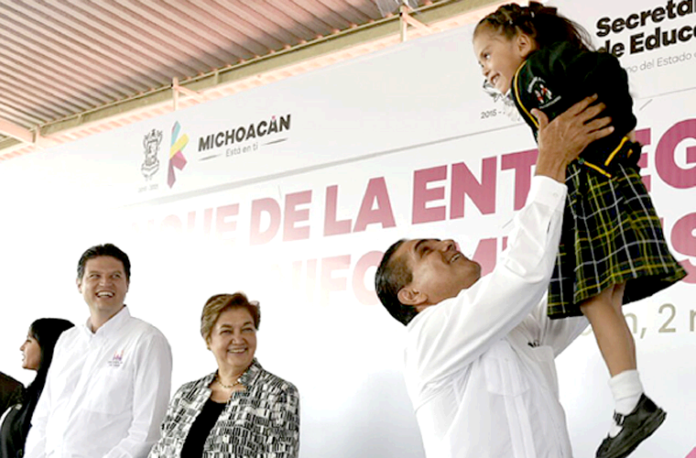 Silvano Aureoles Cargando Niña