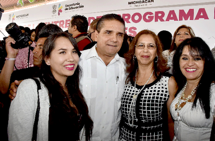 Silvano Aureoles Maestras