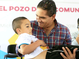 Silvano-Aureoles-Cargando-Niños