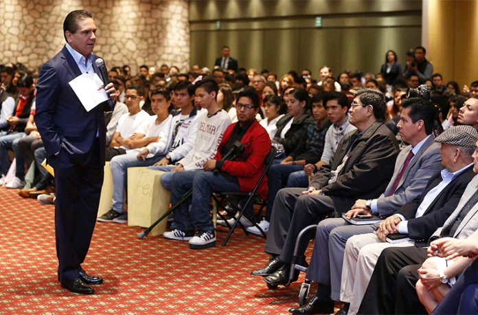 Silvano-Plática-con-Jóvenes