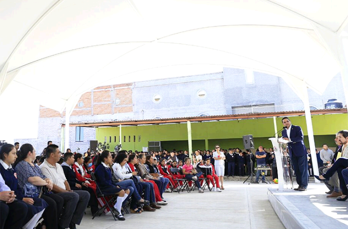 Silvano-Aureoles-Escuela