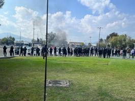 Comuneros de Carapan Bloquean Carretera